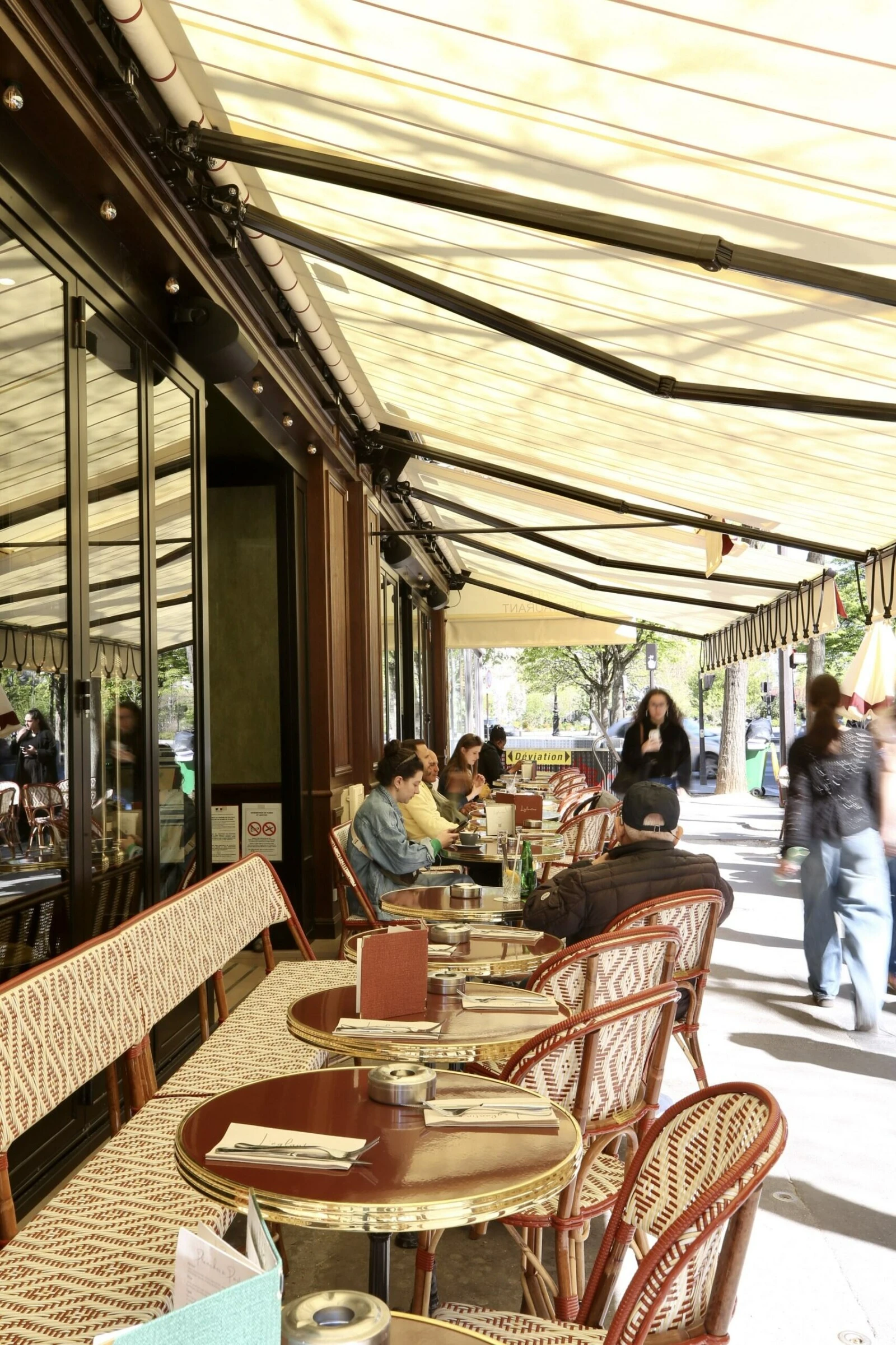 Store banne professionnel sur mesure pour terrasse de commerce ou restaurant