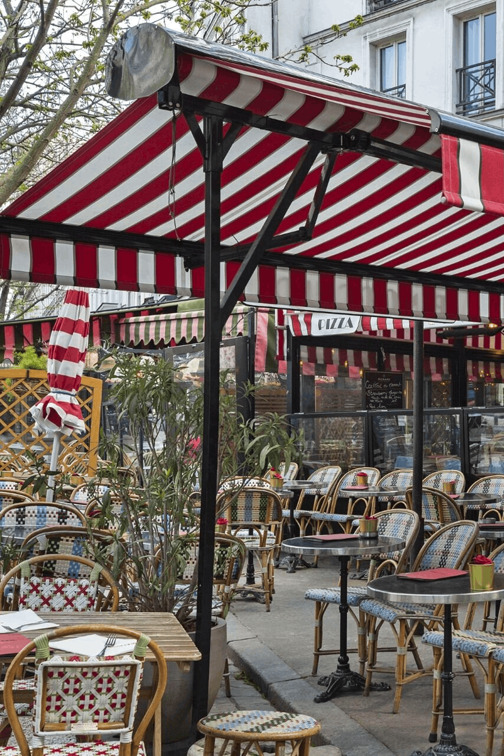 Store double pentes pour terrasse commerciale, protection soleil et pluie