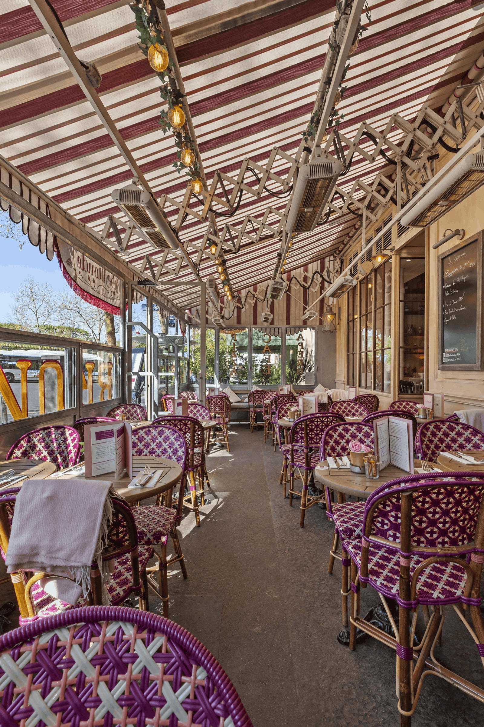 Store pantographe pour terrasse extérieure, robuste et personnalisable